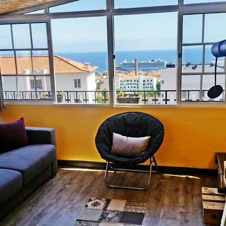 Floor With Balcony In شقة فونشال